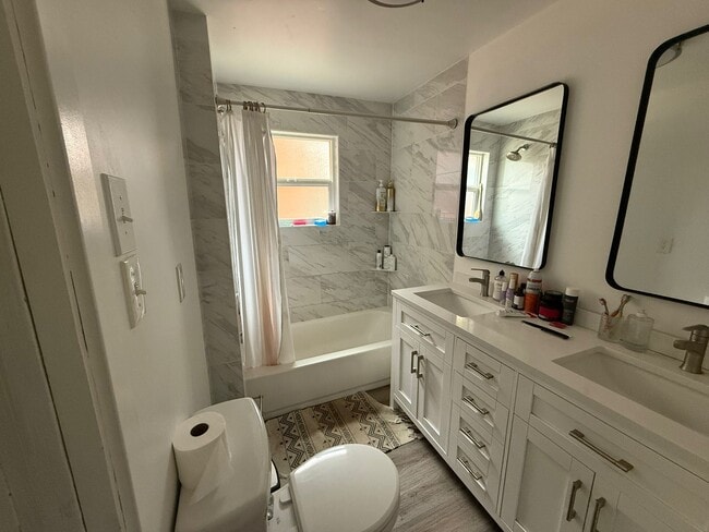 Building Photo - 2440 Wickstrom Pl SW