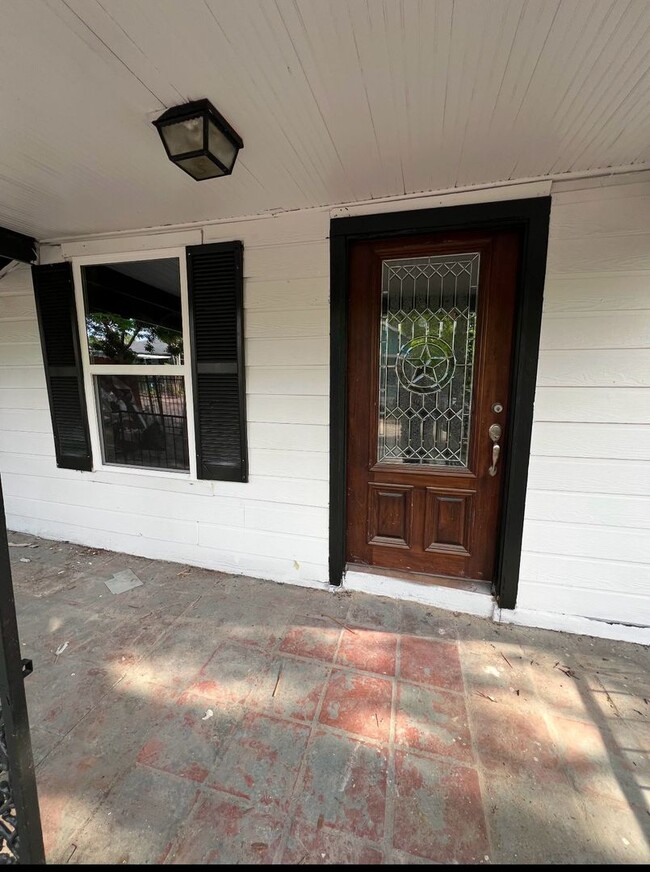 Building Photo - Section 8 Welcome – 4 Bed, 2 Bath Home Nea...