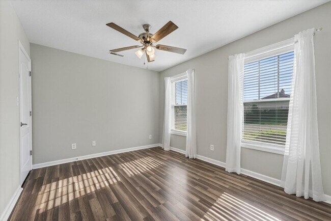 Building Photo - 3 Bedroom 3 1/2 Bath Pet Friendly Condo For Rent!