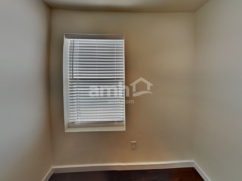 Building Photo - 1551 N Barkvine Ave