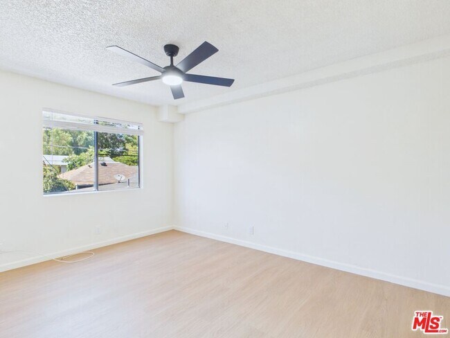Building Photo - 236 S Ave 55