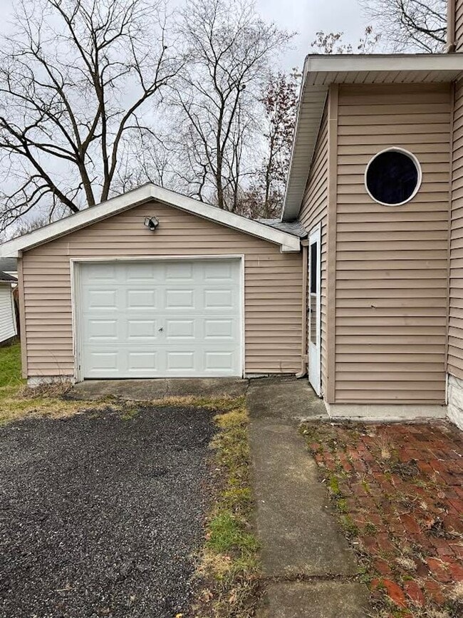 Building Photo - 112 Hazel St