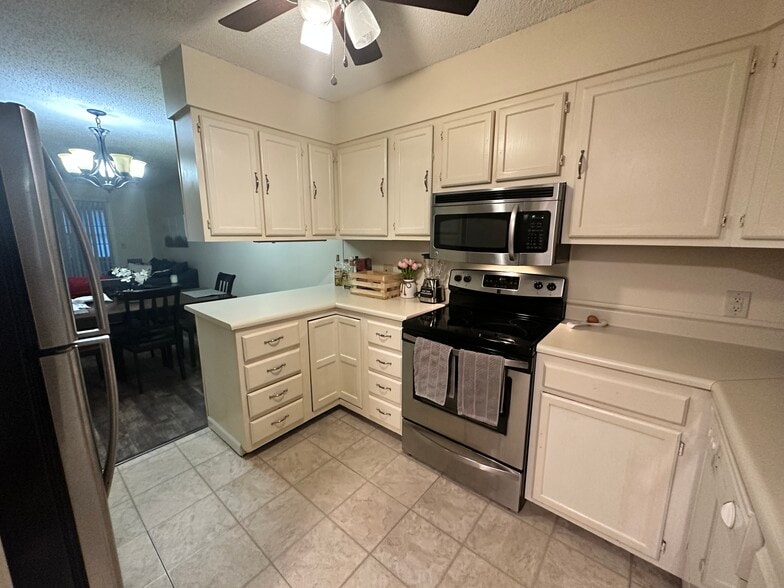 Building Photo - 104 Meadow Park Ln