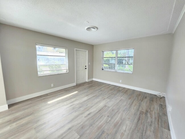 Building Photo - 2110 NE 41st St