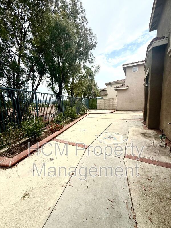 Building Photo - 301 N Navarette Pl