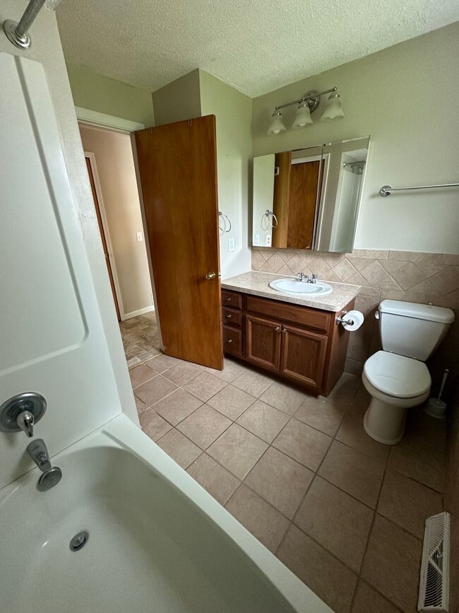 Building Photo - 1141 Hickory St