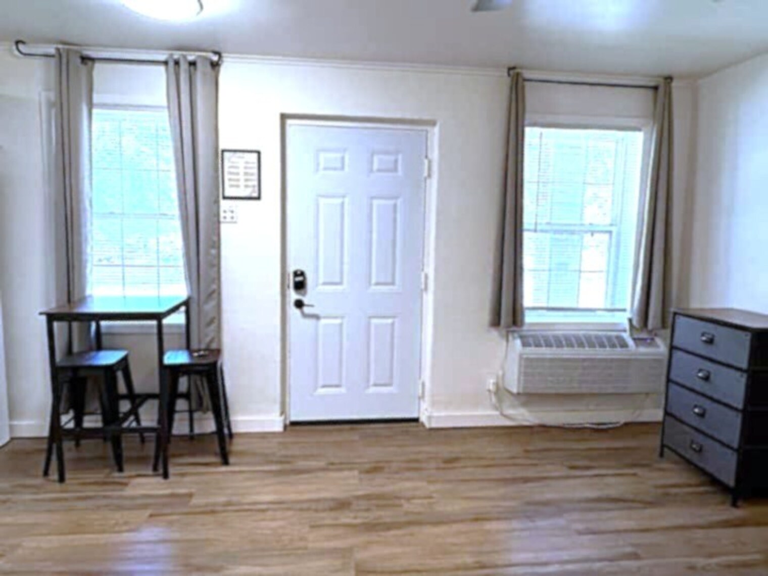 Building Photo - 802 S Elm St