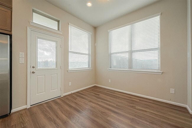 Building Photo - 8700 Laurel Crest Dr