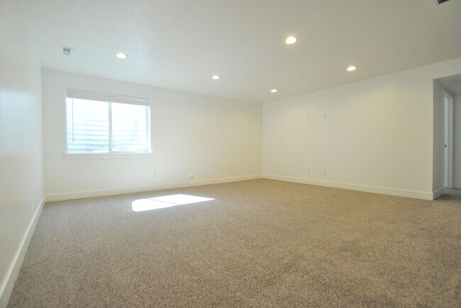 Building Photo - Convenient Tremonton Living | 3-Bed Townhome with Amentities