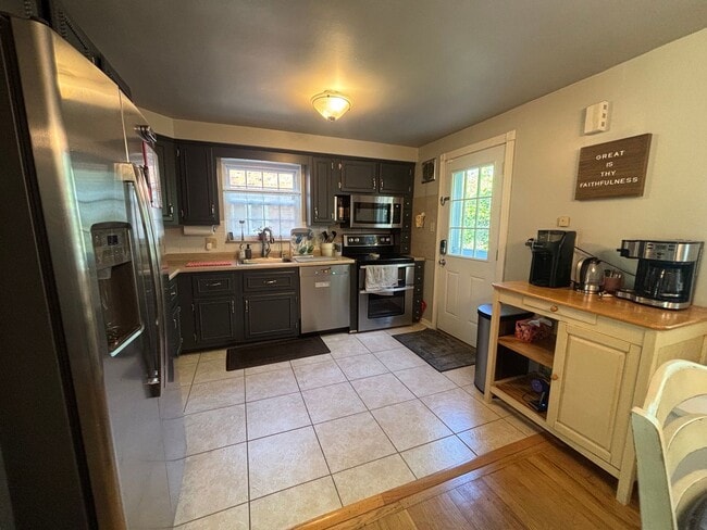 Building Photo - Beautiful 4 Bedroom Home In Mt. Lebanon!