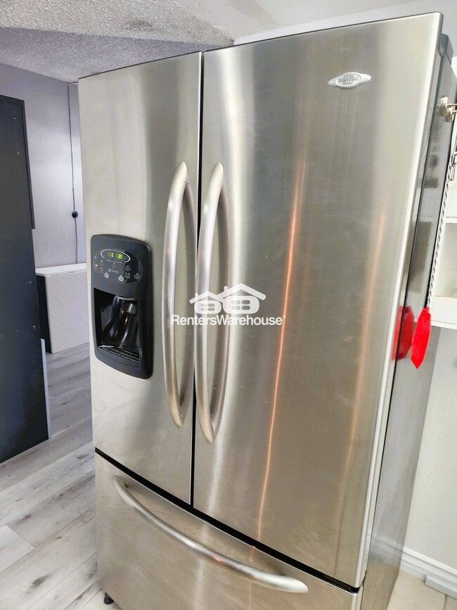 Building Photo - 6020 Carmen Blvd