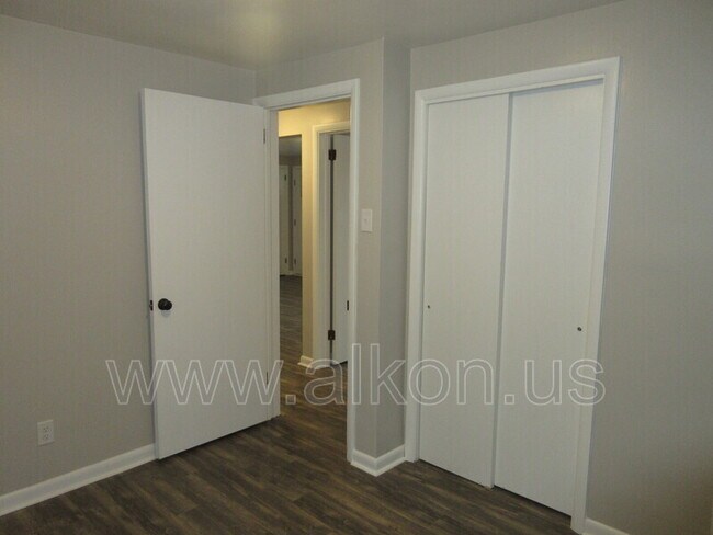 Building Photo - 1097 Roseanne Ave