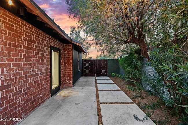 Building Photo - 358 E Whitton Ave
