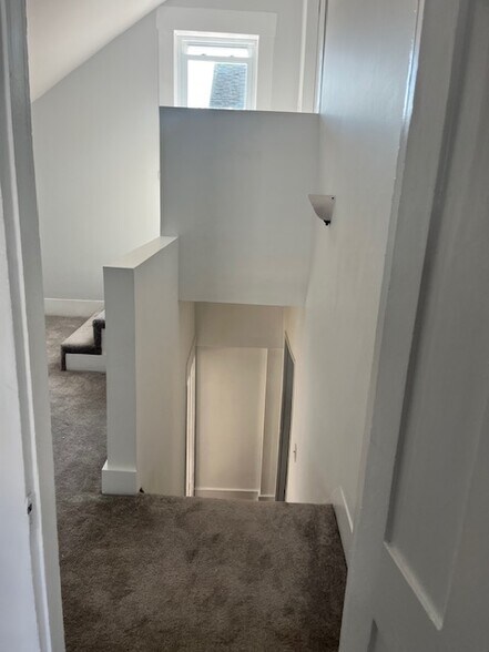 Landing without decor - 44 N Spring St