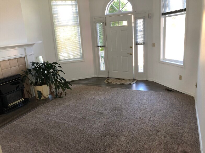 Front living room area that can be used as a room or office - 2809 Eldridge Avenue