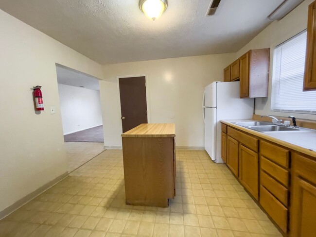 Building Photo - Washer and Dryer Hook-ups