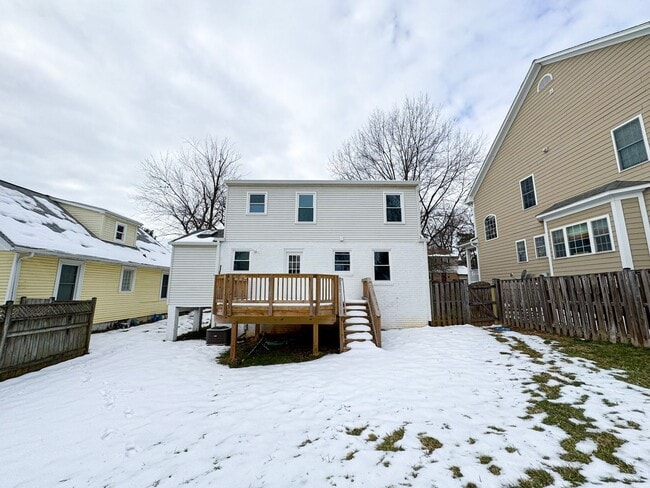 Building Photo - Charming 3 Bed 3 Bath Sitting On A Large Lot In Beautiful Summit Veitch