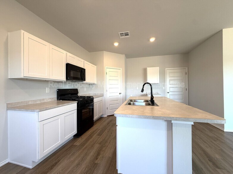 Building Photo - 9521 Stallion Dr