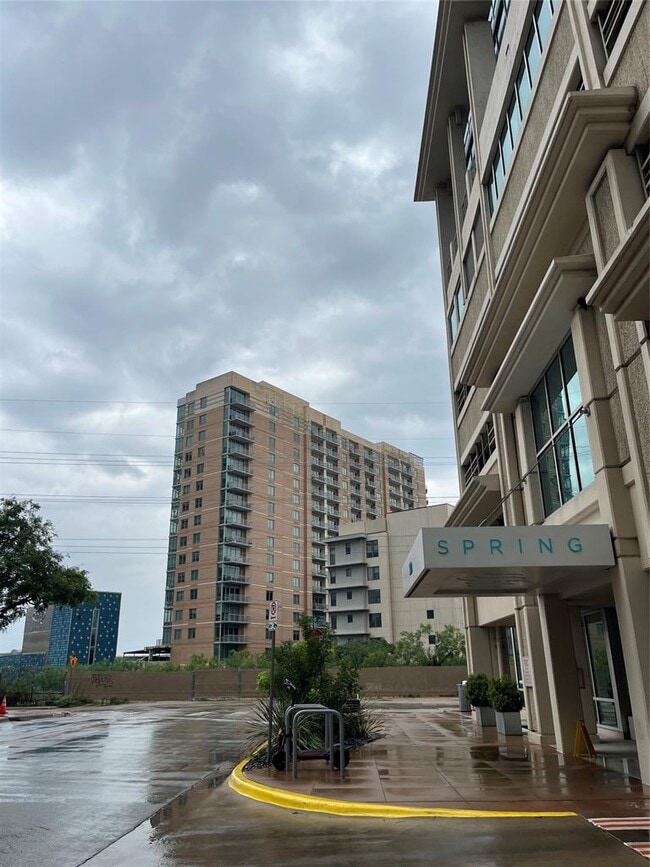 Building Photo - 300 Bowie St