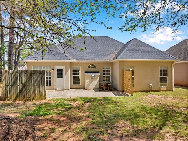 Building Photo - Country Club Living