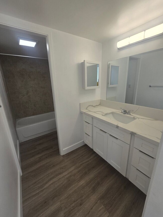 Building Photo - Conveniently located and secured 1-bedroom...