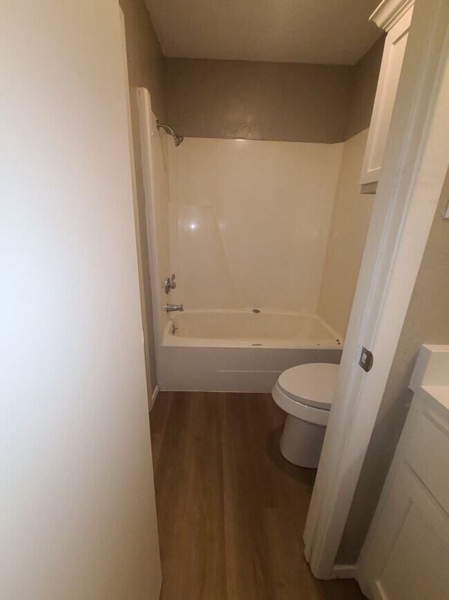 Building Photo - 2/1.5 covered parking, fireplace