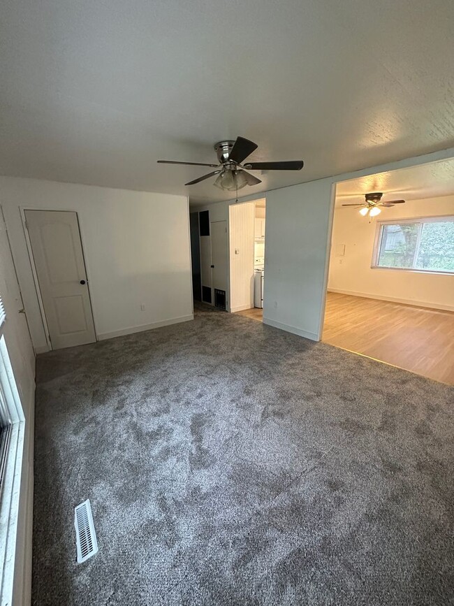 Building Photo - 3 BR/1 BA on a quiet street!