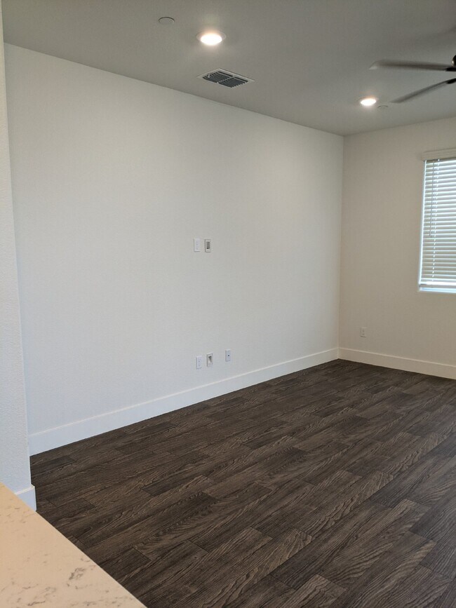 Building Photo - 2473 Pineda Dr
