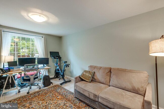 Building Photo - 6813 Market Square Dr