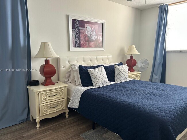 Building Photo - 2851 Somerset Dr