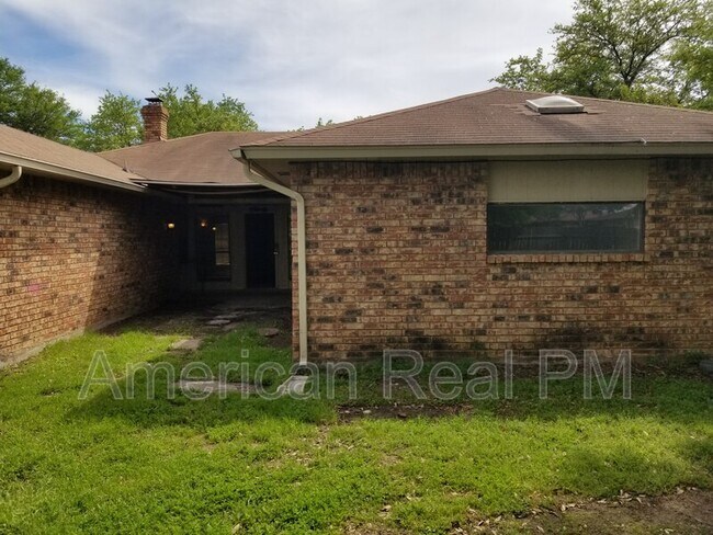 Building Photo - 801 Wood Glen