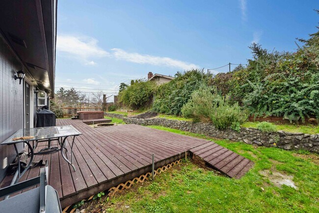 Building Photo - GORGEOUS 3 Bedroom (+BONUS ROOM!) 2 Bath Home with RV/Boat storage near beaches and shopping!