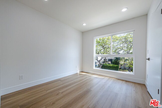 Building Photo - 2057 1/2 S Garth Ave