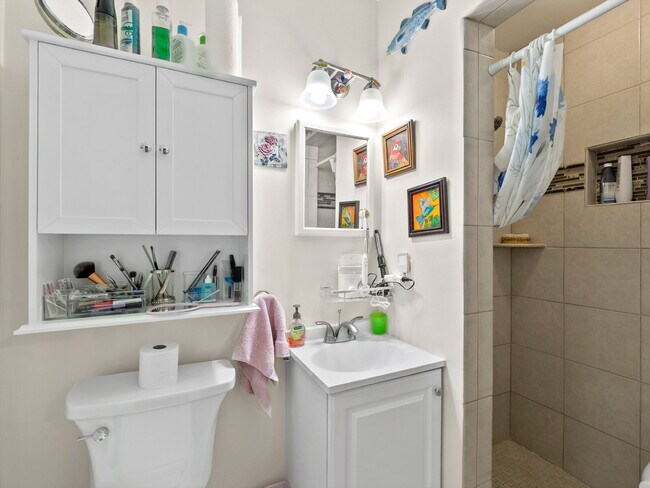 Building Photo - "Stunning 4-Bed Oasis with Granite Eleganc...