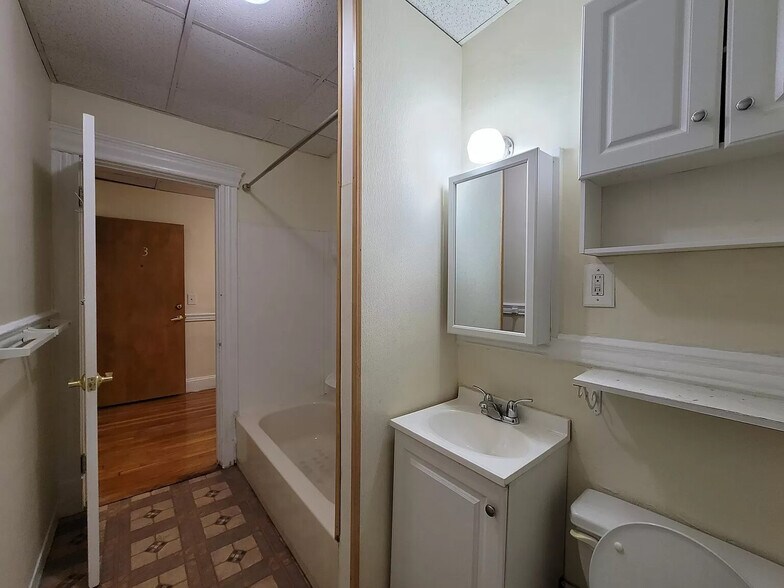 Building Photo - 382 Riverway St