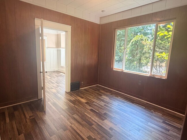 Building Photo - Beautifully Updated Craftsman in the Heart of North Tacoma