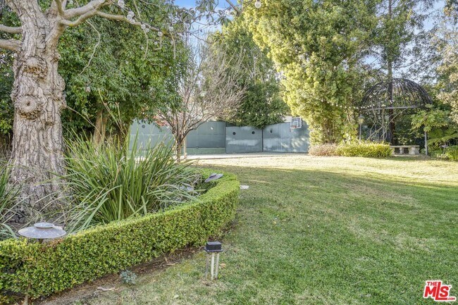 Building Photo - 821 Whittier Dr