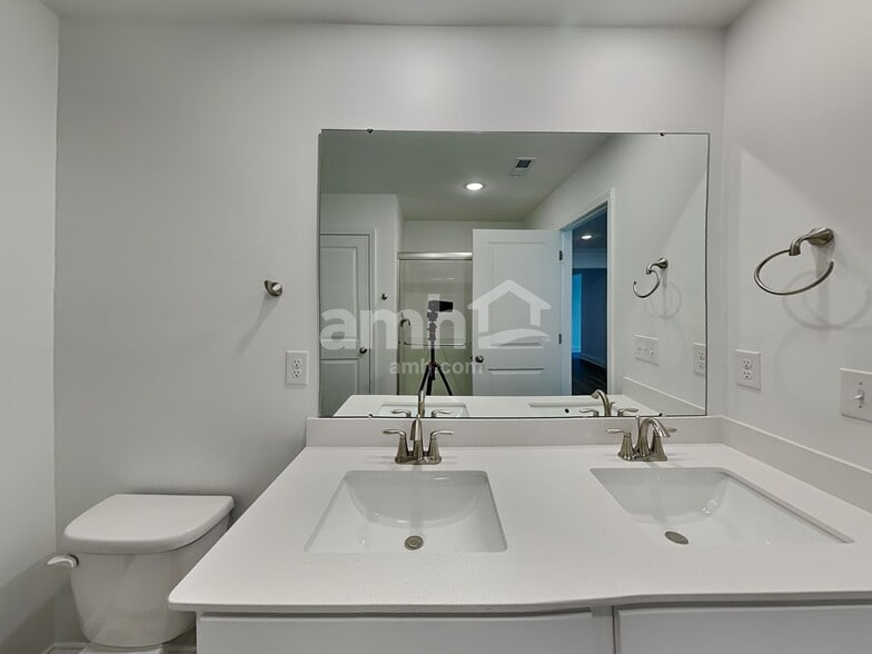 Building Photo - 1007 Guildcrest Ct