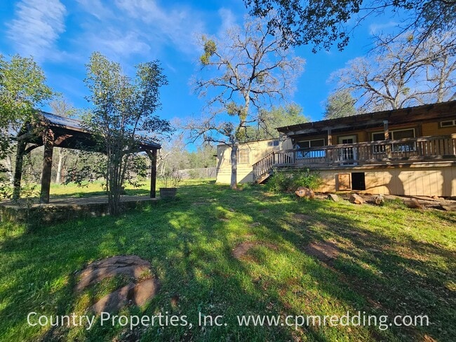 Building Photo - Country Living with 4 Bedrooms plus an Office!