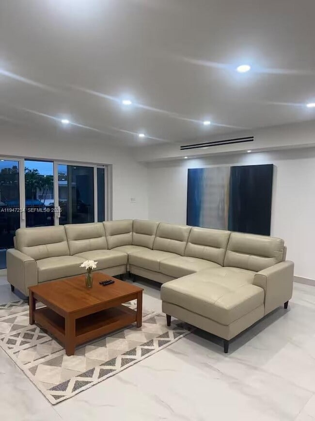 Building Photo - 3822 NE 171 St