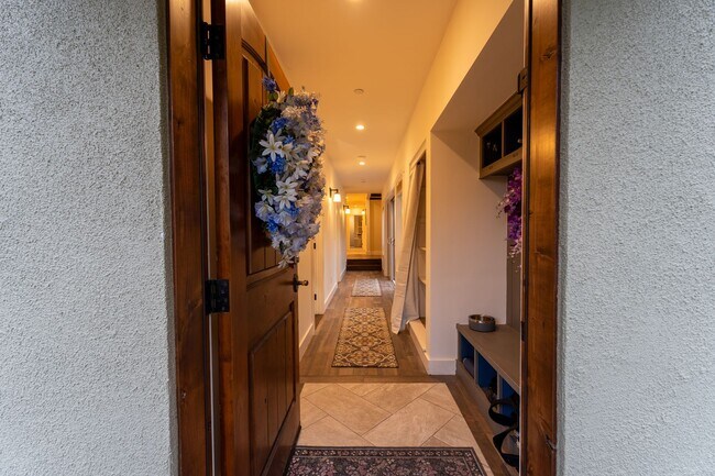 Building Photo - Forest Avenue Hideaway
