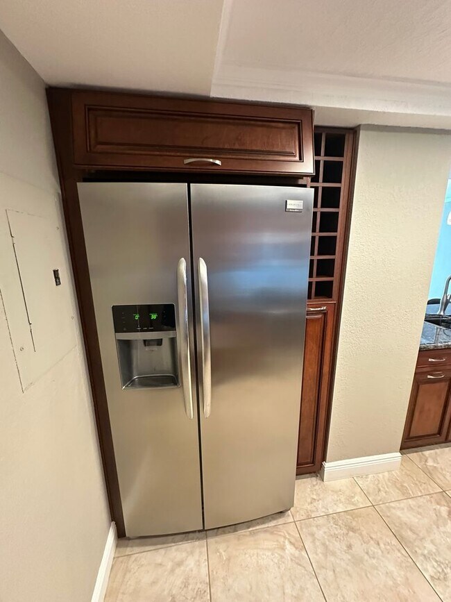 Building Photo - Spacious Waterfront 2/2 condo - Furn. or U...