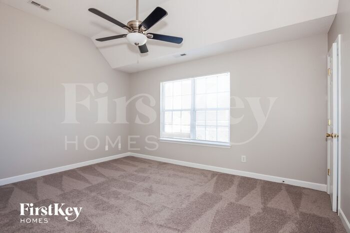 Building Photo - 634 Longacre Dr