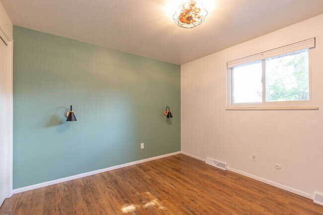 Building Photo - Charming Ranch in North Longmont!
