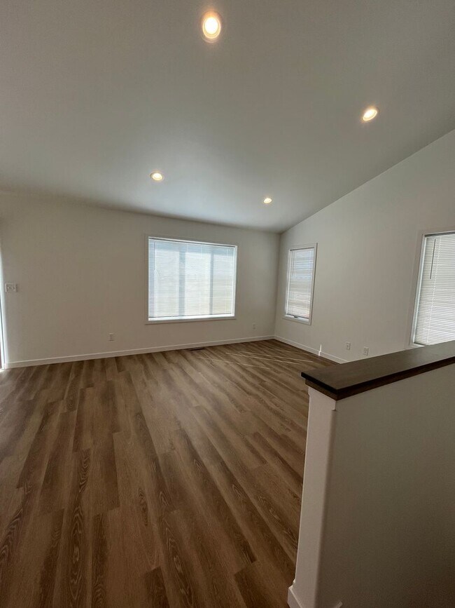 Building Photo - 3 Bed 3 Bath Townhome