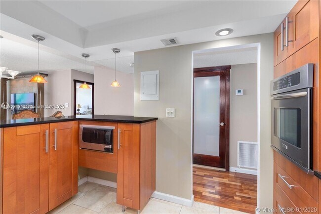 Building Photo - 18021 Biscayne Blvd