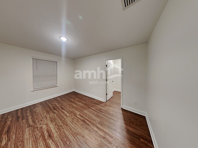 Building Photo - 1028 Sky Lks Dr