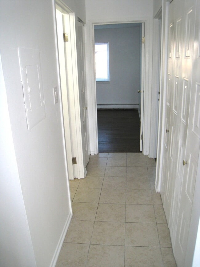 Building Photo - 187 Pickwick Dr