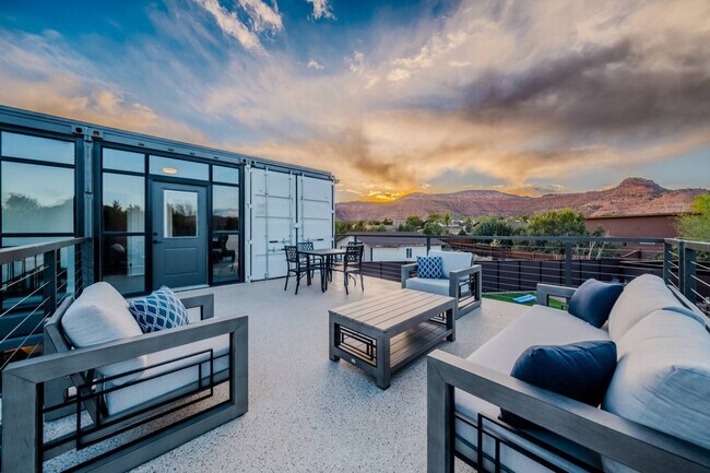 Building Photo - 736 W Rider Dr