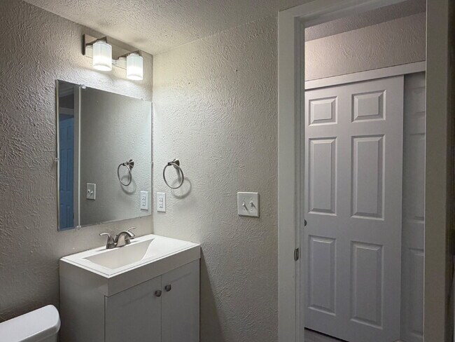 Building Photo - Spacious 4 bedroom, 3 bathroom home in the heart of Aurora is ready for immediate move in! Conven...